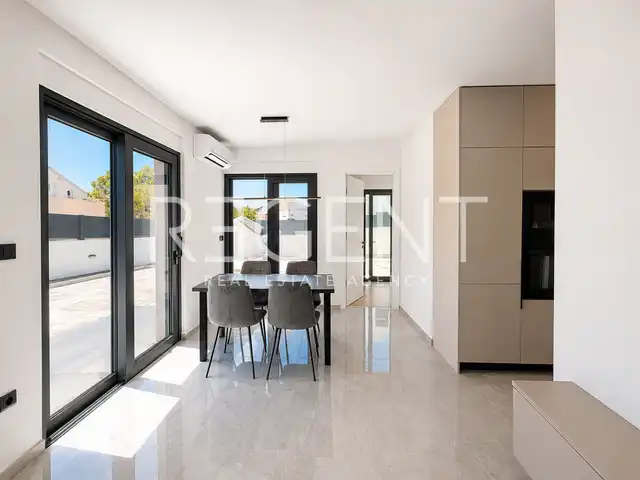 Brodarica, Šibenik 40,25 m², novostavba - 2-izbový, dvor, parkovanie