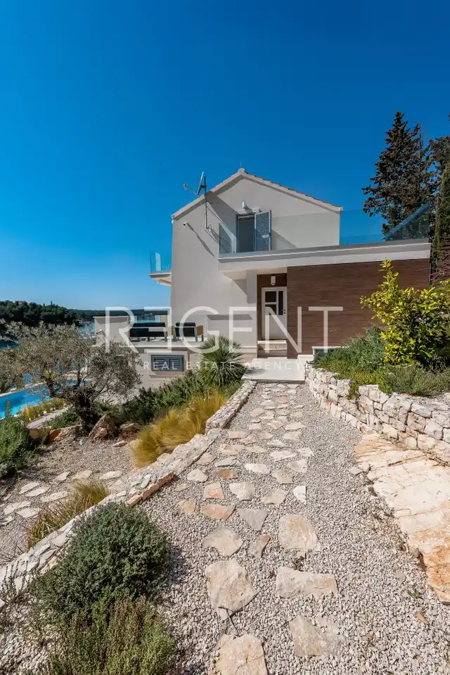Brač, Milna - Moderní vila v první řadě u moře, 264 m2