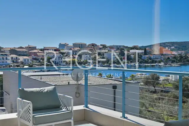 Seget Vranjica – sodobna duplex vila z dvema bazenoma in s pogledom na morje