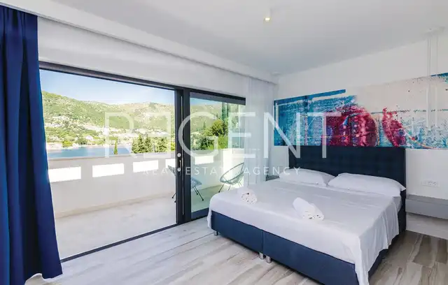 Dubrovnik, Zaton – Villa blanche moderne en bord de mer avec terrain supplémentaire