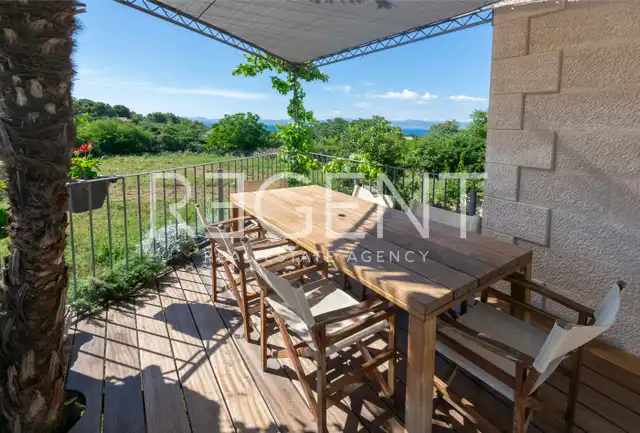 Brač, Mirca - kamenná vila s výhľadom na more, 300m2