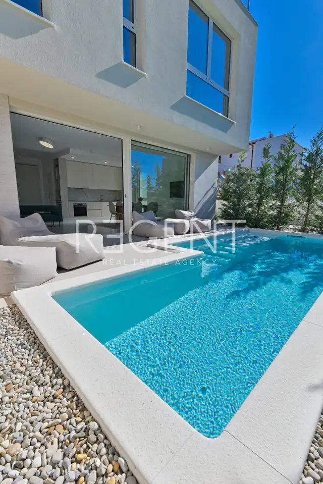 Seget Vranjica – sodobna duplex vila z dvema bazenoma in s pogledom na morje