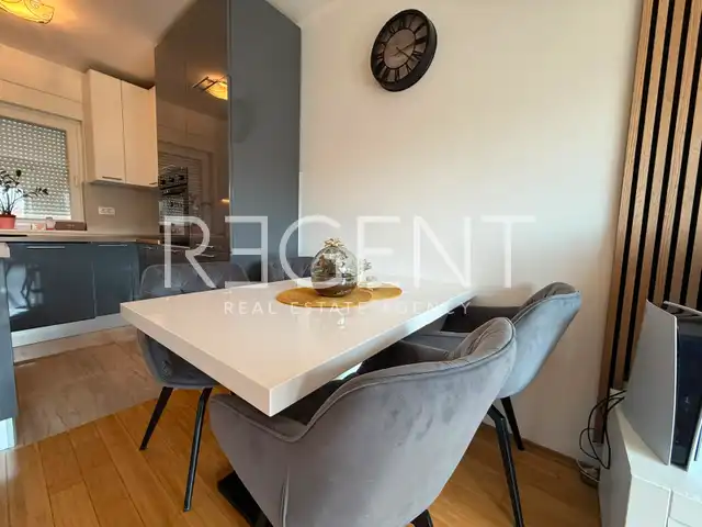 Split, Kila — Dvosobno stanovanje 66 m², balkon, garaža, novejša stavba