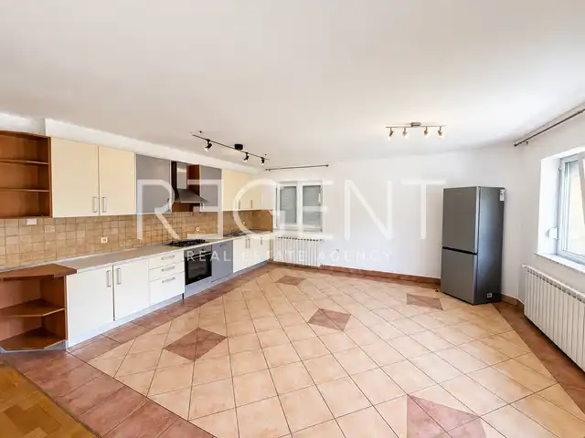 Dům 275 m² k pronájmu, Jazbina — zahrada, 2 garáže