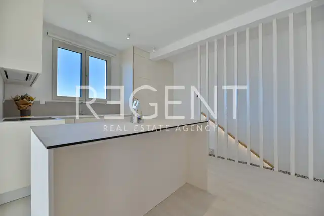 Seget Vranjica – sodobna duplex vila z dvema bazenoma in s pogledom na morje
