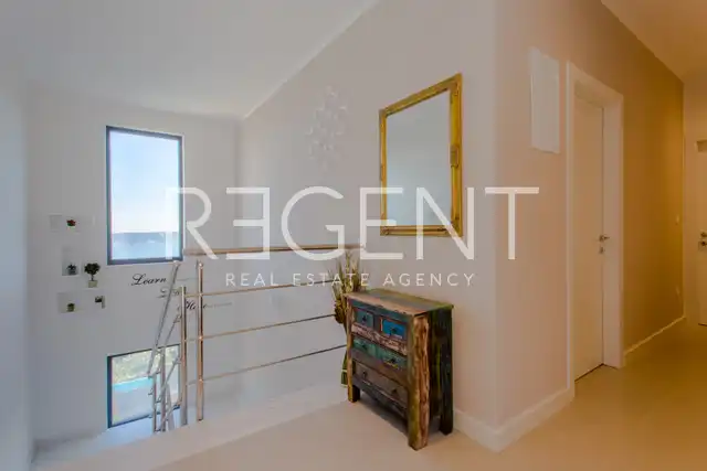Vila 232 m², Kaštel Stari — 4SS, grijani bazen, pogled na more