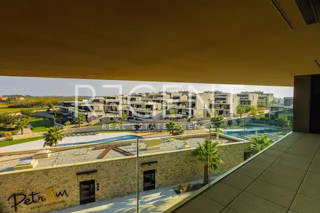 Istra, Petram Resort – trosoban apartman 95 m², balkon, pogled na park