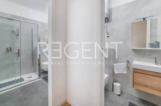 Split, Lučac - Appartement de deux pièces avec loggia et vue sur la ville.