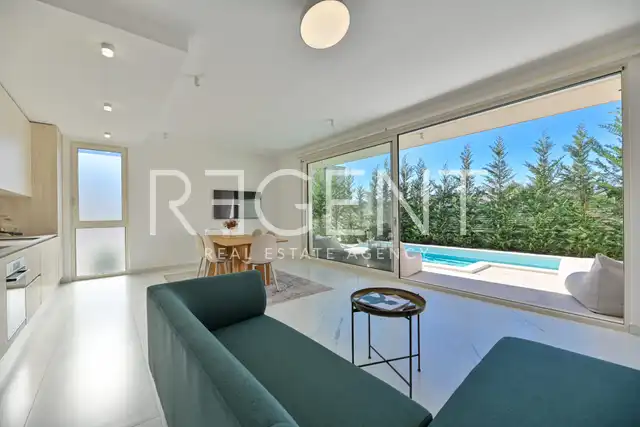 Seget Vranjica – sodobna duplex vila z dvema bazenoma in s pogledom na morje