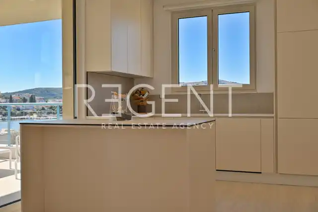 Seget Vranjica – sodobna duplex vila z dvema bazenoma in s pogledom na morje