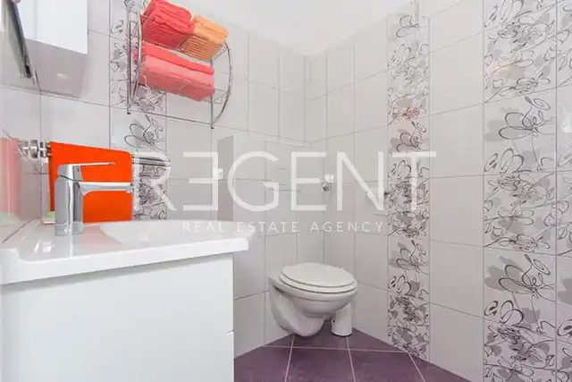 Split, Žnjan - Appartement de trois pièces avec loggia