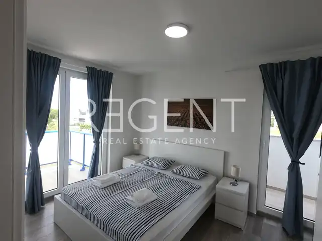 Privlaka - Reihenhaus mit Pool und Dachterrasse