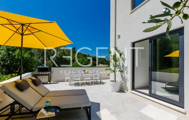Dubrovnik, Zaton – Villa blanche moderne en bord de mer avec terrain supplémentaire