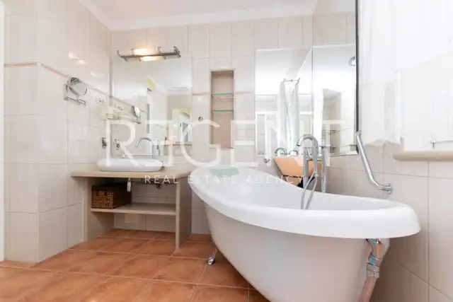 Brač, Mirca - kamenná vila s výhľadom na more, 300m2
