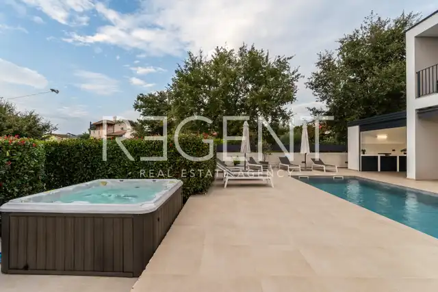 Poreč, okolica - vila 140m² s bazenom i jacuzzijem, useljiva