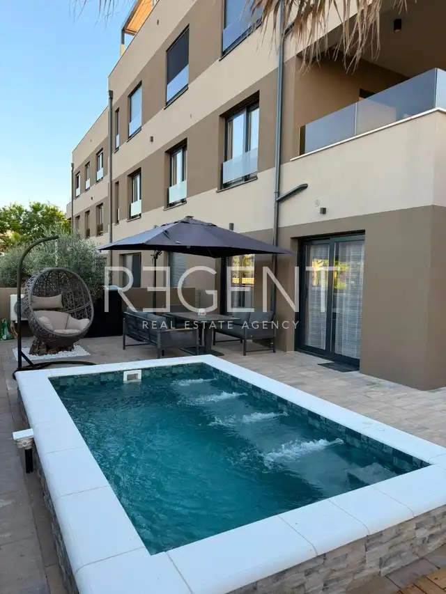 Privlaka, Sabunike — dvosoban stan 139 m2, bazen, vrt, parking mjesto
