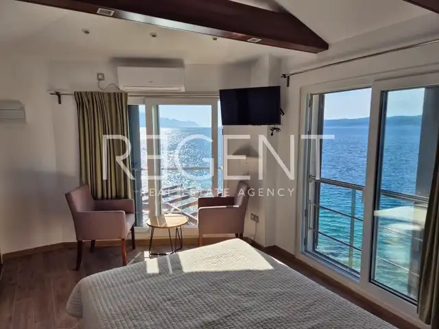 Omiš, Stanići – vila prvi red ob morja z velikim potencialom