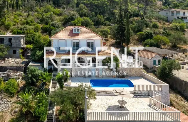 Šolta, Rogač - Stredomorská vila v prvom rade pri mori 264 m2 exkluzívny predaj