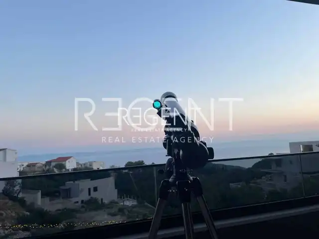 Makarska - Luxusná vila s tromi bytovými jednotkami