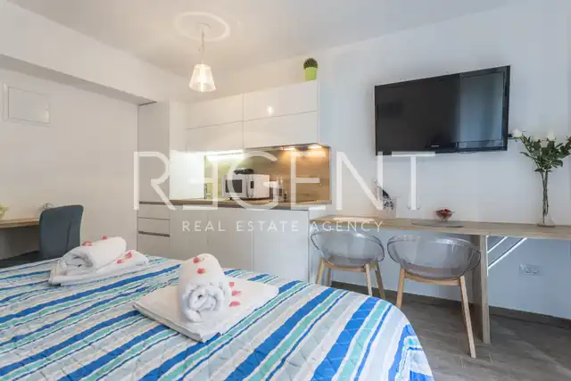 Split, Bačvice - Stan s 3 apartmanske jedinice i prostranim vrtom