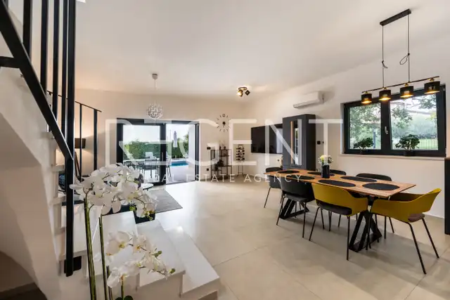 Poreč, okolica - vila 140m² s bazenom i jacuzzijem, useljiva