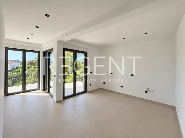 Trogir, Sevid – one-bedroom apartment 58.50 m², garden 122 m², 75 m from the sea