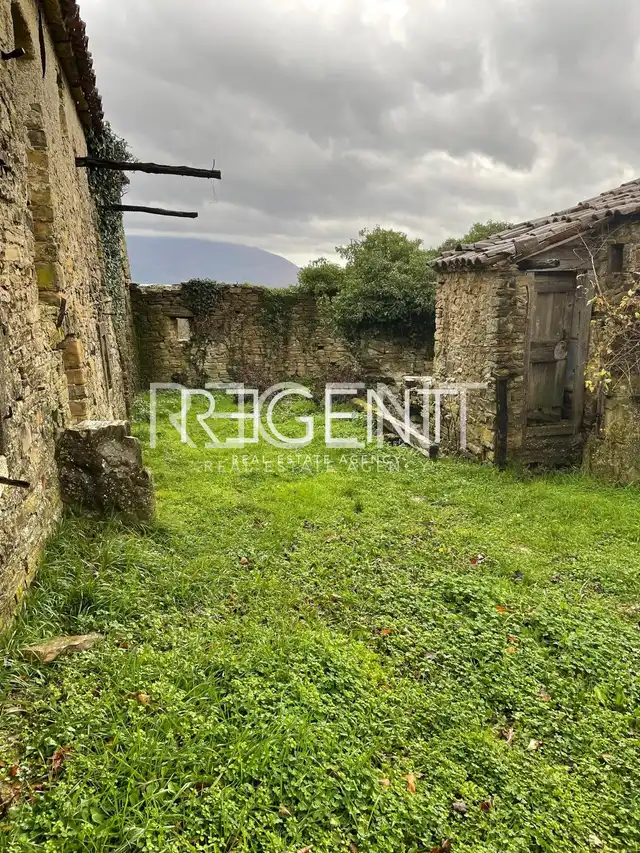 Istrien, Kostrčani - Projekt, Steinhof mit der Möglichkeit der Renovierung und des Baus einer Steinvilla