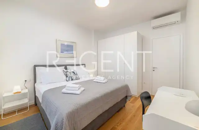 Split, Lučac - Appartement de deux pièces avec loggia et vue sur la ville.