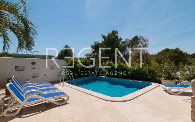 Brač, Mirca - Vila s bazénom pri mori 330m2