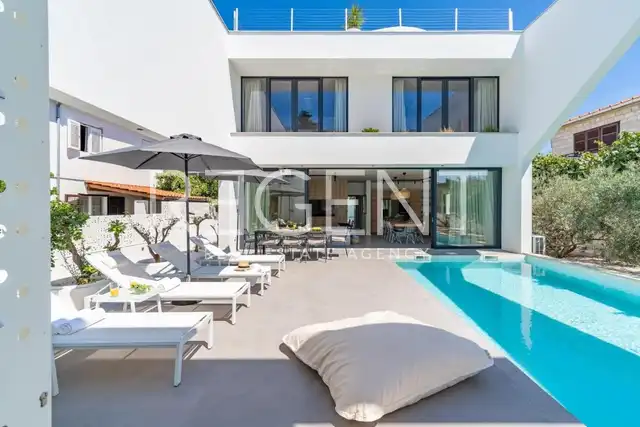 Brač, Supetar - Villa contemporaine avec piscine chauffée et vue sur la mer