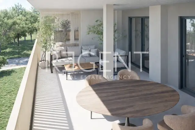 Umag – stan 75m2, balkon 57m2, garažno mjesto u blizini mora