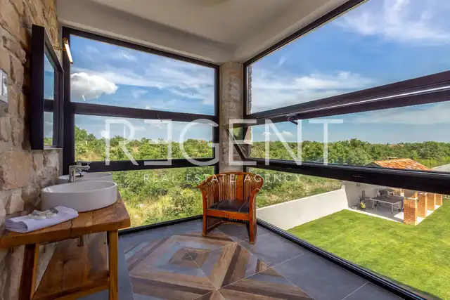 Zadar, Murvica – Krásná kamenná vila s tenisovým kurtem na pozemku 7800 m2