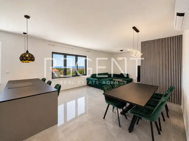 Dvoetažni stan 140 m², Brodarica, Šibenik- 3SS, krovna terasa, garaža