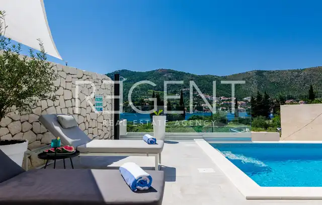 Dubrovnik, Zaton – Villa blanche moderne en bord de mer avec terrain supplémentaire
