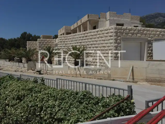 Brač, Bol – Rozostavaná vila s dokončenou pomocnou budovou