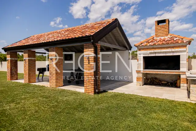 Zadar, Murvica – Krásná kamenná vila s tenisovým kurtem na pozemku 7800 m2