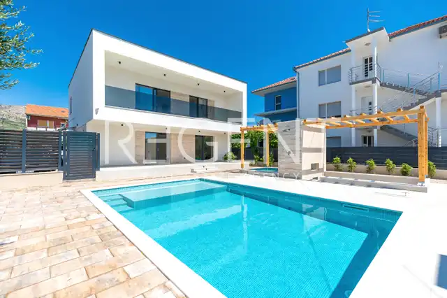 Trogir - Nouvelle villa moderne de 300m2 avec piscine et jacuzzi