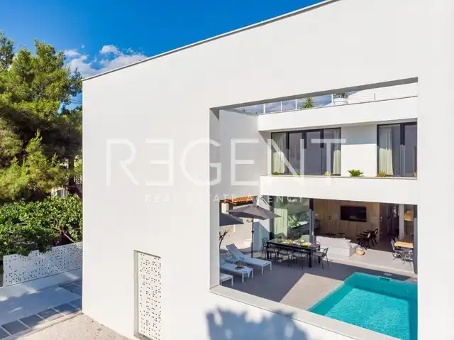 Brač, Supetar - Villa contemporaine avec piscine chauffée et vue sur la mer