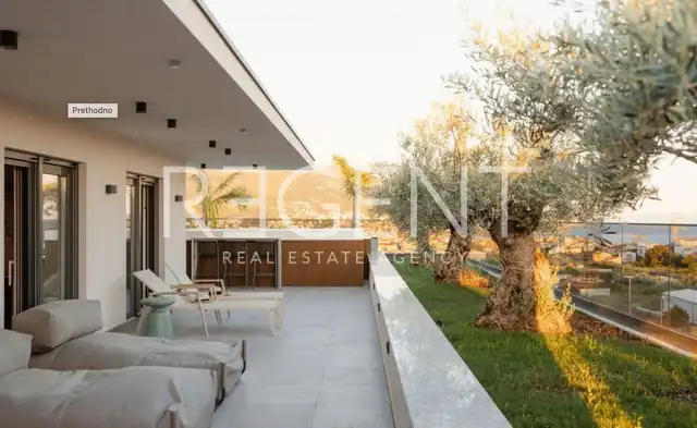 Split, Sirobuja - Trisobni penthouse z bazenom