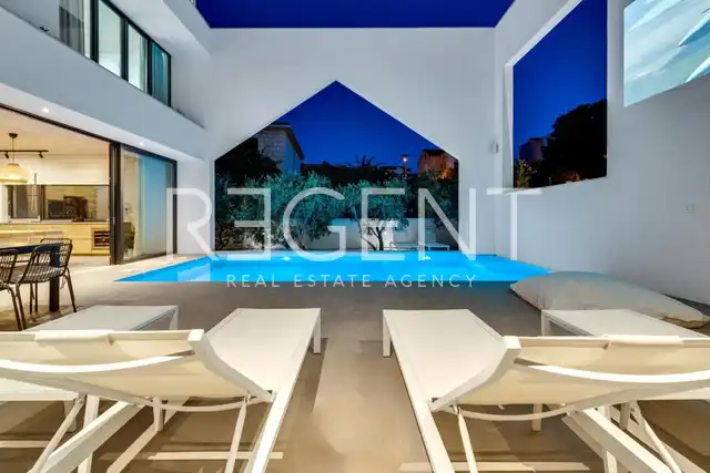 Brač, Supetar - Villa contemporaine avec piscine chauffée et vue sur la mer