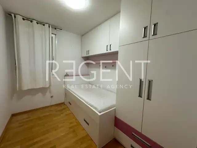 Split, Žnjan - Appartement de quatre pièces avec loggia