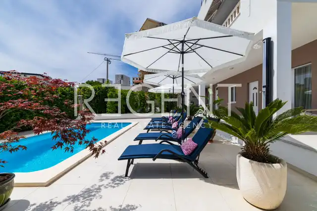 Split, Kila – stan 51 m² z vrtom, bazenom in s parkiriščem