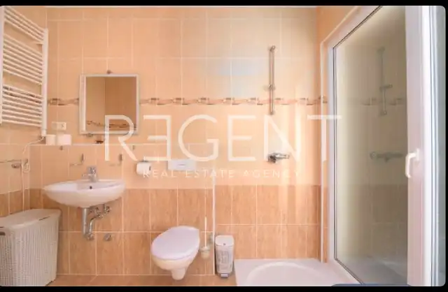 Trogir, Okrug Gornji - Dreizimmerwohnung mit Garage und Meerblick 123 m2