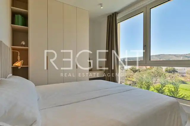 Seget Vranjica – sodobna duplex vila z dvema bazenoma in s pogledom na morje