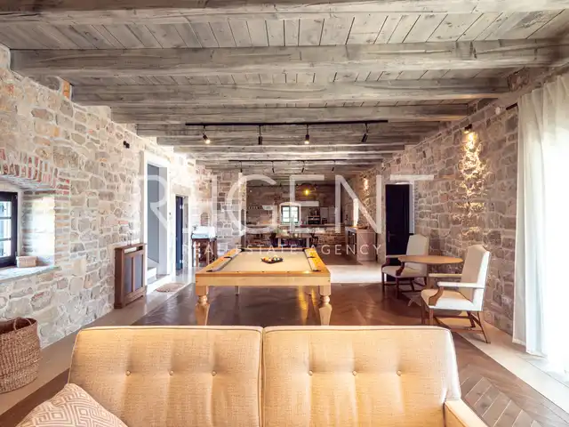 Zadar, Murvica – Krásná kamenná vila s tenisovým kurtem na pozemku 7800 m2
