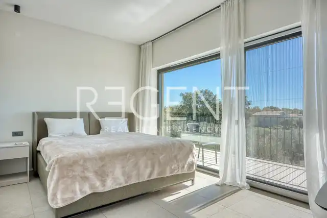 Kuća 230 m² — grijani bazen, krovna terasa, Poreč