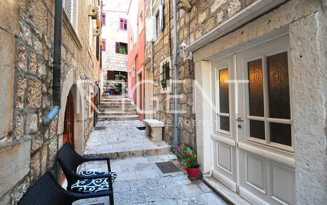 Korčula - Prekrasna kamena kuća u srcu staroga grada 130 m2
