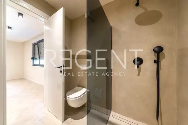 Trogir - Nova moderna vila od 300m2 s bazenom i jacuzzijem