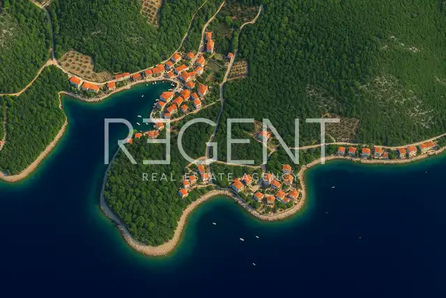 Korčula - građevinsko zemljište s projektom