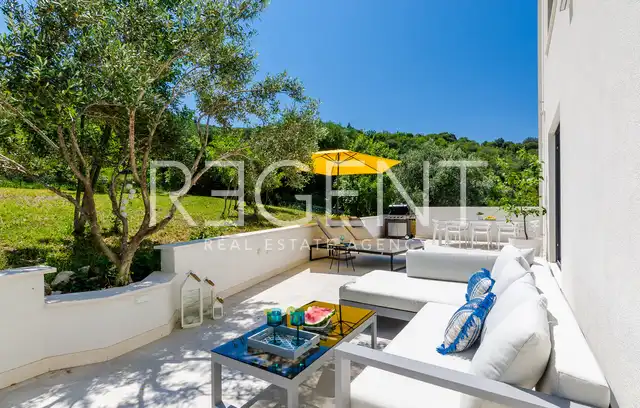 Dubrovnik, Zaton – Villa blanche moderne en bord de mer avec terrain supplémentaire